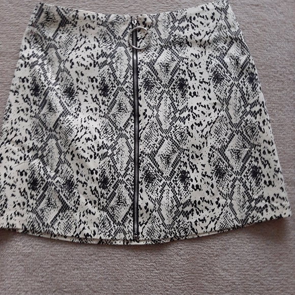 2/20 Skirt Sans souci NWOT - Picture 3 of 4